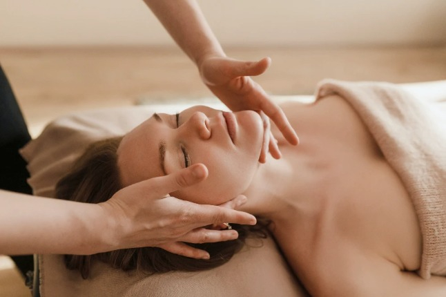 Ontspannende gezichtsmassage in de praktijk