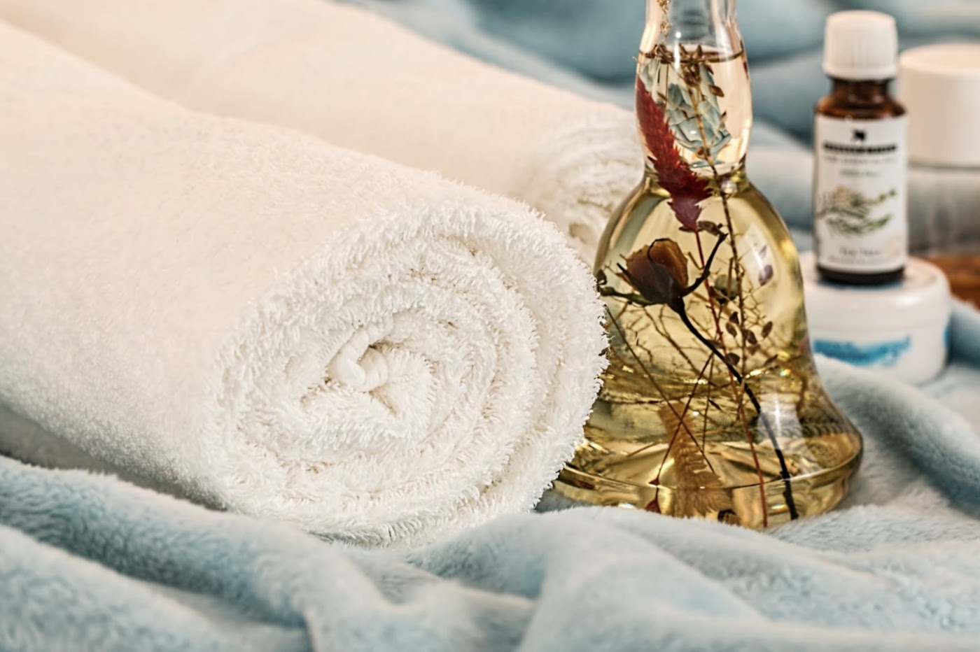 Opgerolde handdoeken en massageolie